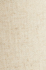 Nahaufnahme eines beigen, gewebten Lampenschirms mit texturierter Oberfläche.