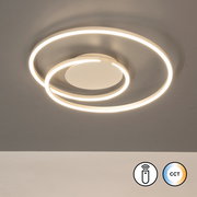 Moderne LED-Deckenleuchte mit zwei leuchtenden Ringen in warmweiß, Draufsicht von unten auf die an der Decke montierte Leuchte; Symbole für Fernbedienung und CCT-Farbtemperatursteuerung