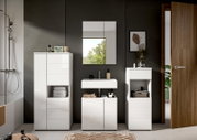 Moderne Badkombination in Weiß mit Spiegelschrank, Waschbecken und Stauraum, frontal betrachtet.