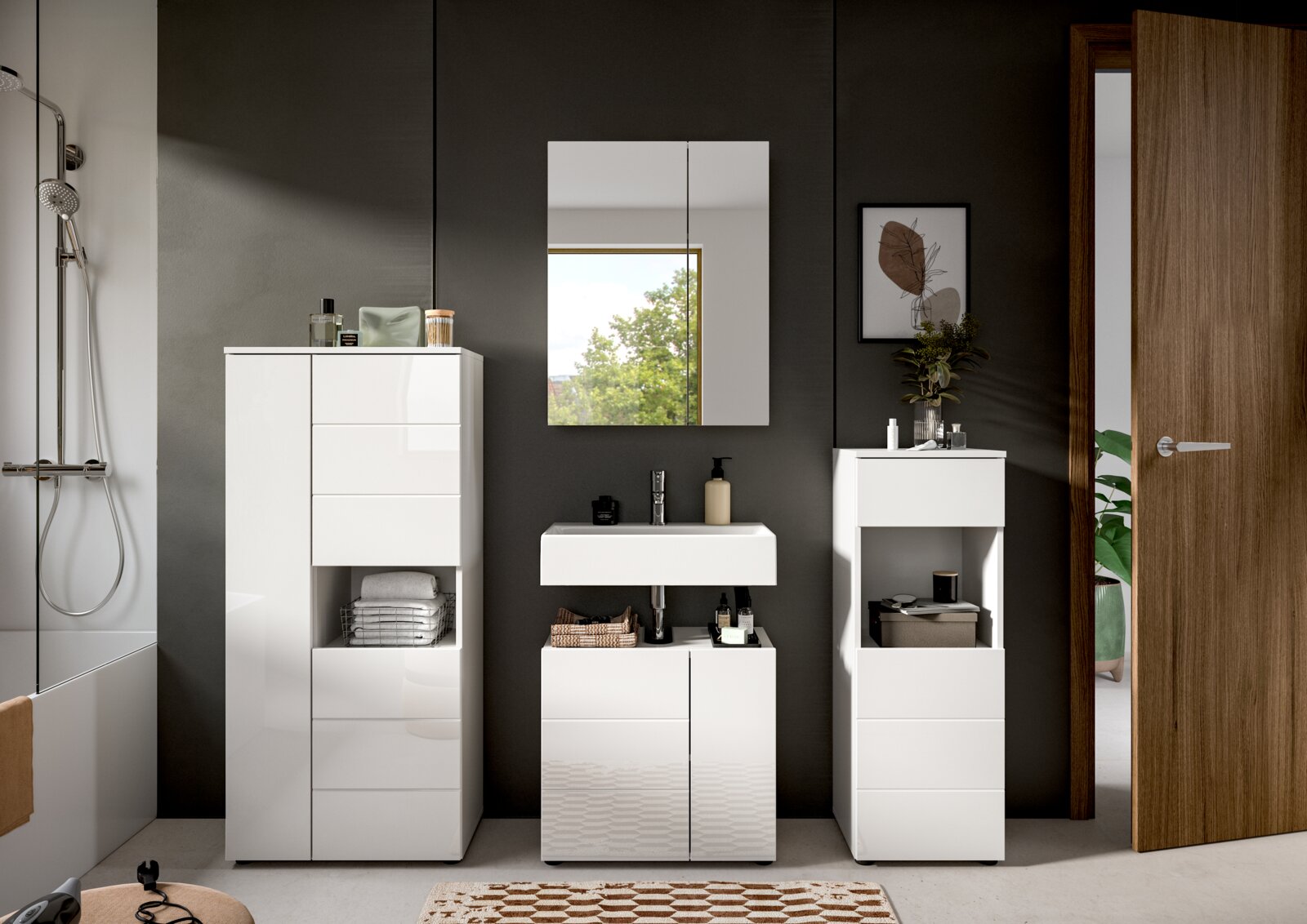Moderne Badkombination in Weiß mit Spiegelschrank, Waschbecken und Stauraum, frontal betrachtet.