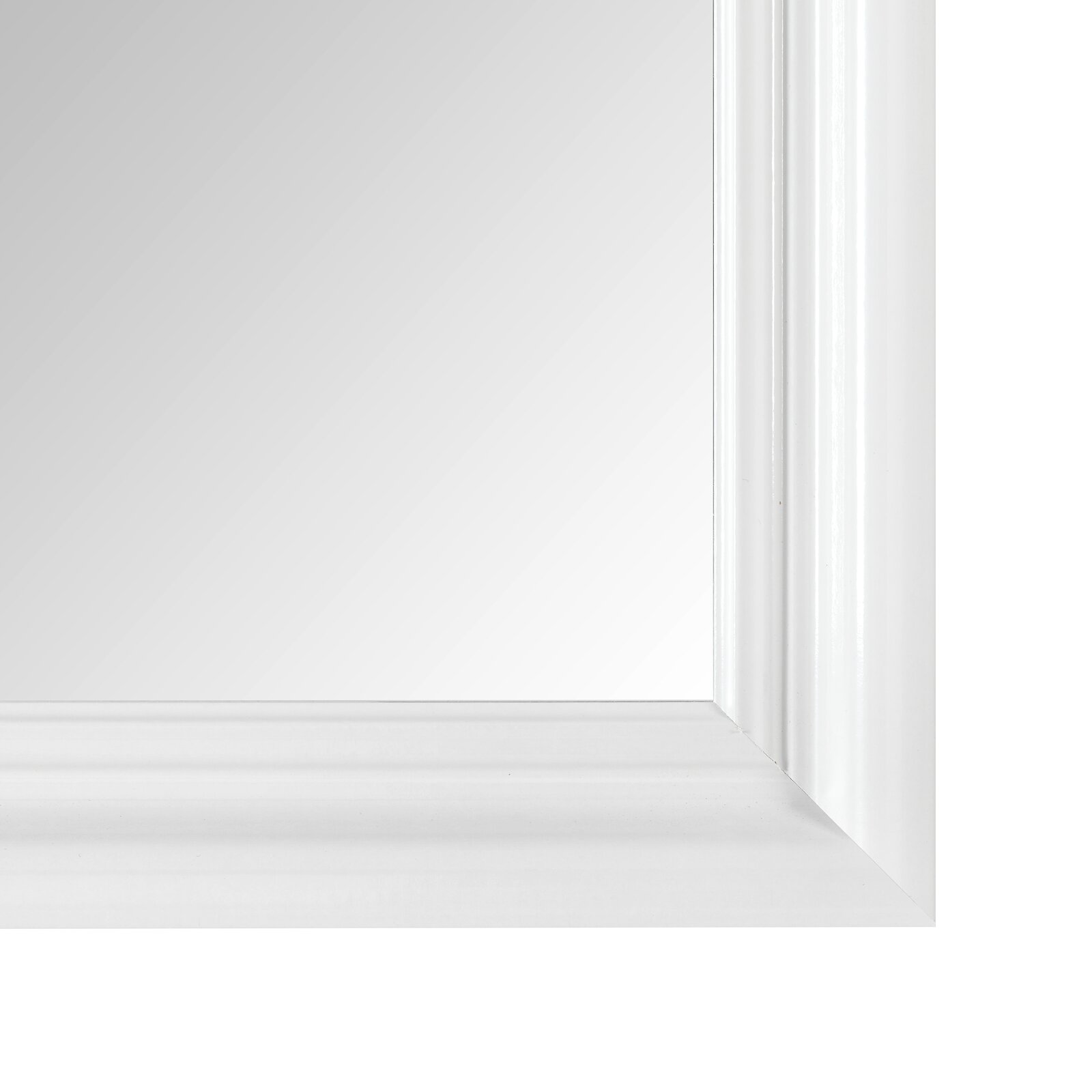 Landscape Spiegel ca. 40x160 cm MAJA Nahaufnahme eines rechteckigen Spiegels mit weißem Rahmen, perspektivisch von der Ecke aufgenommen.