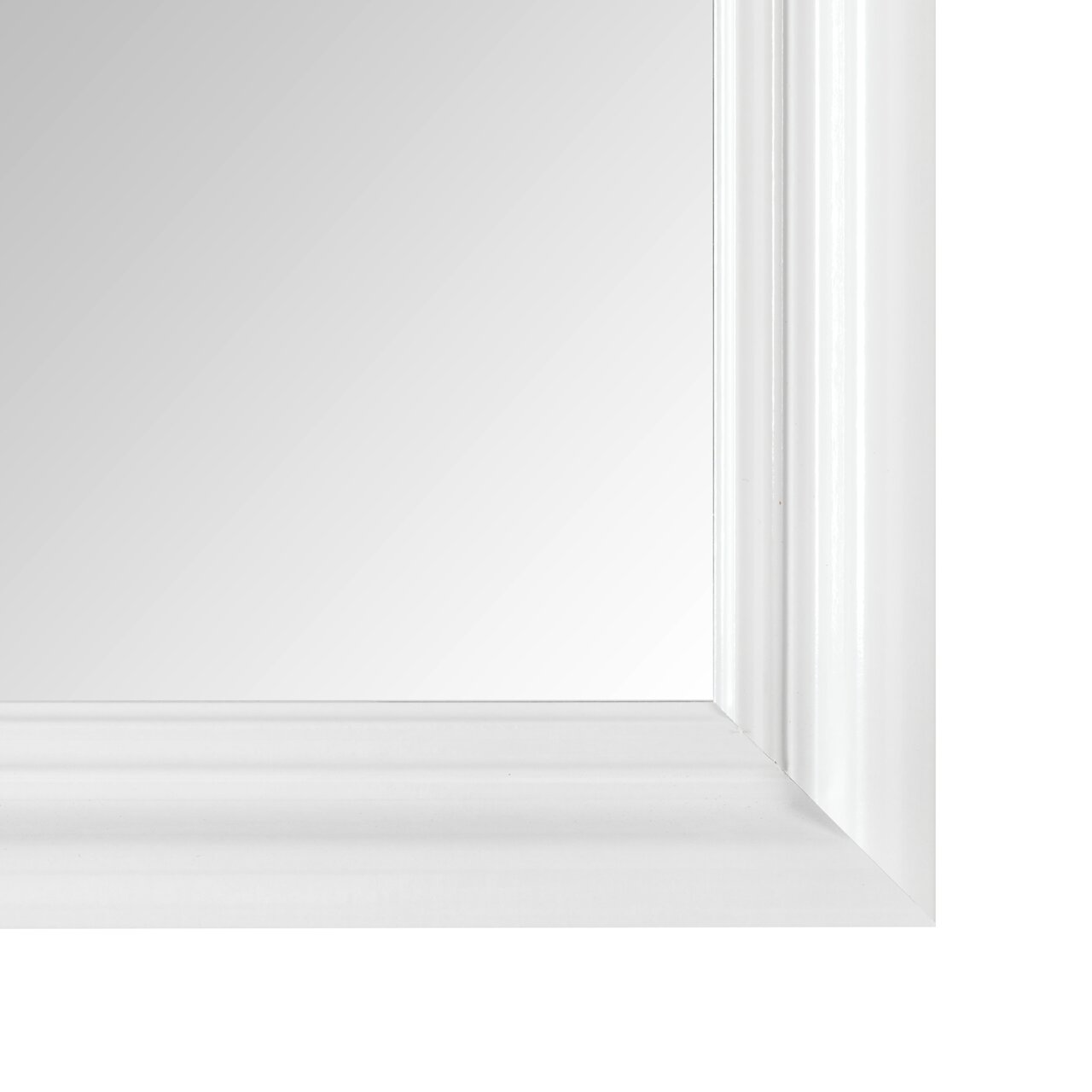 Landscape Spiegel ca. 40x160 cm MAJA Nahaufnahme eines rechteckigen Spiegels mit weißem Rahmen, perspektivisch von der Ecke aufgenommen.