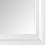 Nahaufnahme eines rechteckigen Spiegels mit weißem Rahmen, perspektivisch von der Ecke aufgenommen.
