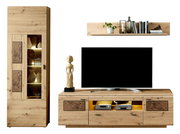 Wandkombination MADERA II in Holzoptik mit Vitrine, TV-Board und Wandregal, frontal betrachtet.