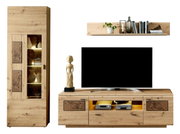 Wandkombination MADERA II in Holzoptik mit Vitrine, TV-Board und Wandregal, frontal betrachtet.