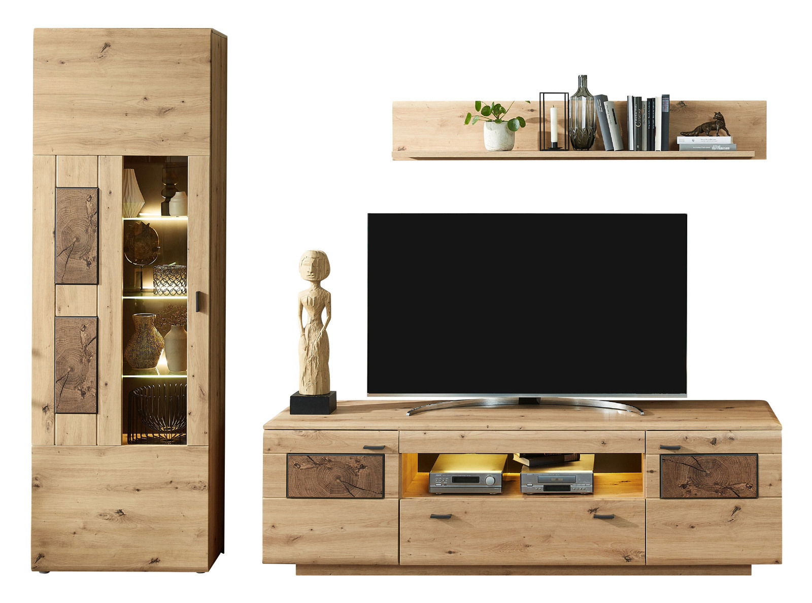 Wandkombination MADERA II in Holzoptik mit Vitrine, TV-Board und Wandregal, frontal betrachtet.