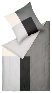 Satin-Bettwäsche-Set in Grautönen mit geometrischem Muster, bestehend aus einem Kissenbezug und einem Bettdeckenbezug, aus der Vogelperspektive.