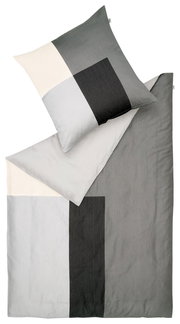 Satin-Bettwäsche-Set in Grautönen mit geometrischem Muster, bestehend aus einem Kissenbezug und einem Bettdeckenbezug, aus der Vogelperspektive.