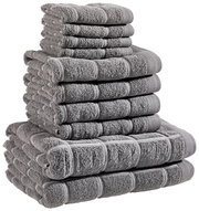 Graues Frottierset aus mehreren Handtüchern, gestapelt in einer seitlichen Perspektive