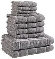 Graues Frottierset aus mehreren Handtüchern, gestapelt in einer seitlichen Perspektive