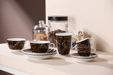 Set aus Cappuccino-Tassen und Untertassen mit schwarzem Design und Kaffeebeschriftungen, seitliche Perspektive