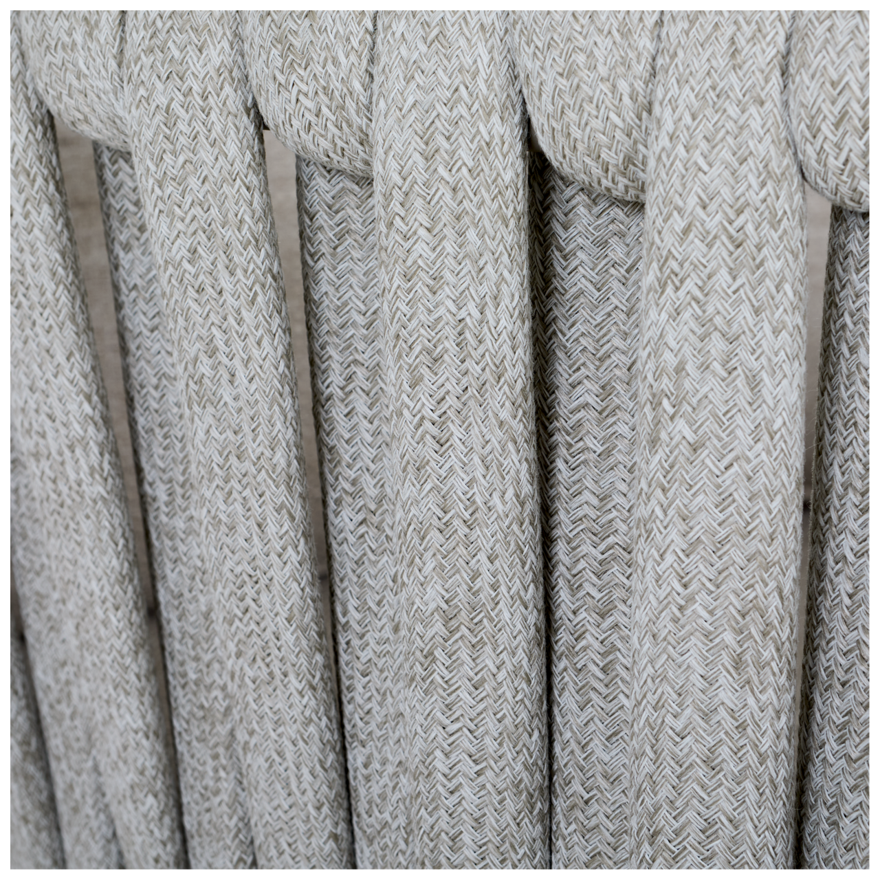 Nahaufnahme des geflochtenen Stoffes eines Loungesessels in seitlicher Perspektive