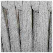 Nahaufnahme des geflochtenen Stoffes eines Loungesessels in seitlicher Perspektive