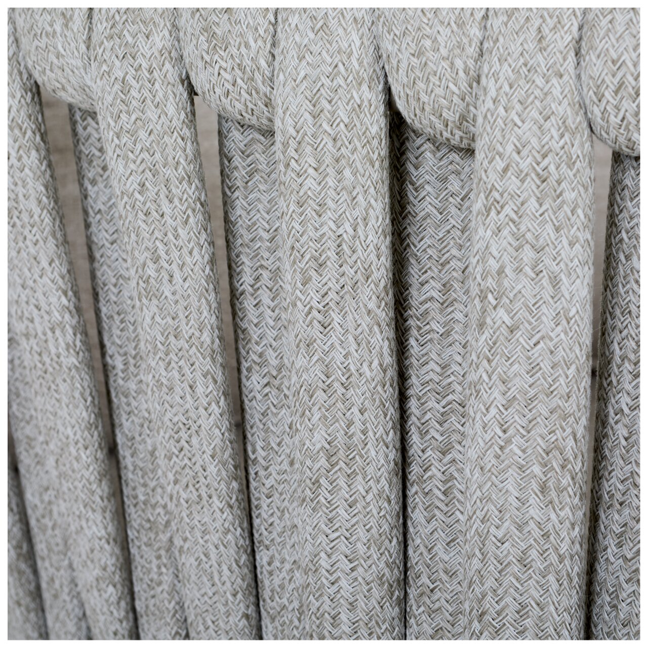 Nahaufnahme des geflochtenen Stoffes eines Loungesessels in seitlicher Perspektive