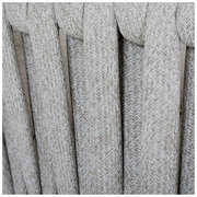 Nahaufnahme des geflochtenen Stoffes eines Loungesessels in seitlicher Perspektive