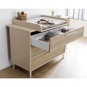 Breite Kommode mit geöffneten Schubladen, seitliche Perspektive