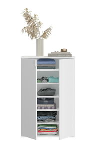 Weiße Garderobenkombination mit offenen Türen, gefüllt mit gefalteter Kleidung, dekoriert mit einer Vase mit getrockneten Pflanzen und Büchern auf der Oberseite, Frontalansicht.