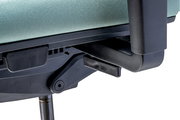 Nahaufnahme eines Bürostuhls von unten, Fokus auf die Mechanik und den Hebel zur Höhenverstellung.