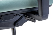 Nahaufnahme eines Bürostuhls von unten, Fokus auf die Mechanik und den Hebel zur Höhenverstellung.