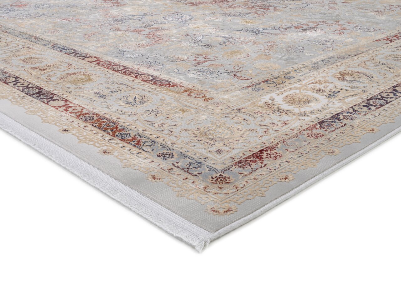 Orientteppich mit detailliertem floralen Muster in Beige-, Rot- und Blautönen, perspektivisch von der Ecke aus fotografiert.