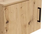 Nahaufnahme eines Aufsatzschranks aus Holz mit natürlicher Maserung und schwarzem Griff, seitliche Perspektive.