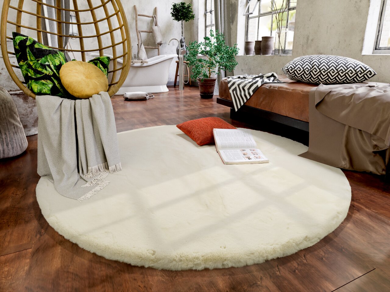 Runder, cremefarbener Fellteppich in einem gemütlichen Wohnzimmer mit hölzernem Boden, einem Hängesessel mit Kissen und einer offenen Zeitschrift auf dem Teppich. Perspektive von oben.