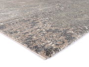 Nahaufnahme eines Designer-Teppichs mit abstraktem Muster in Erdtönen, seitliche Perspektive