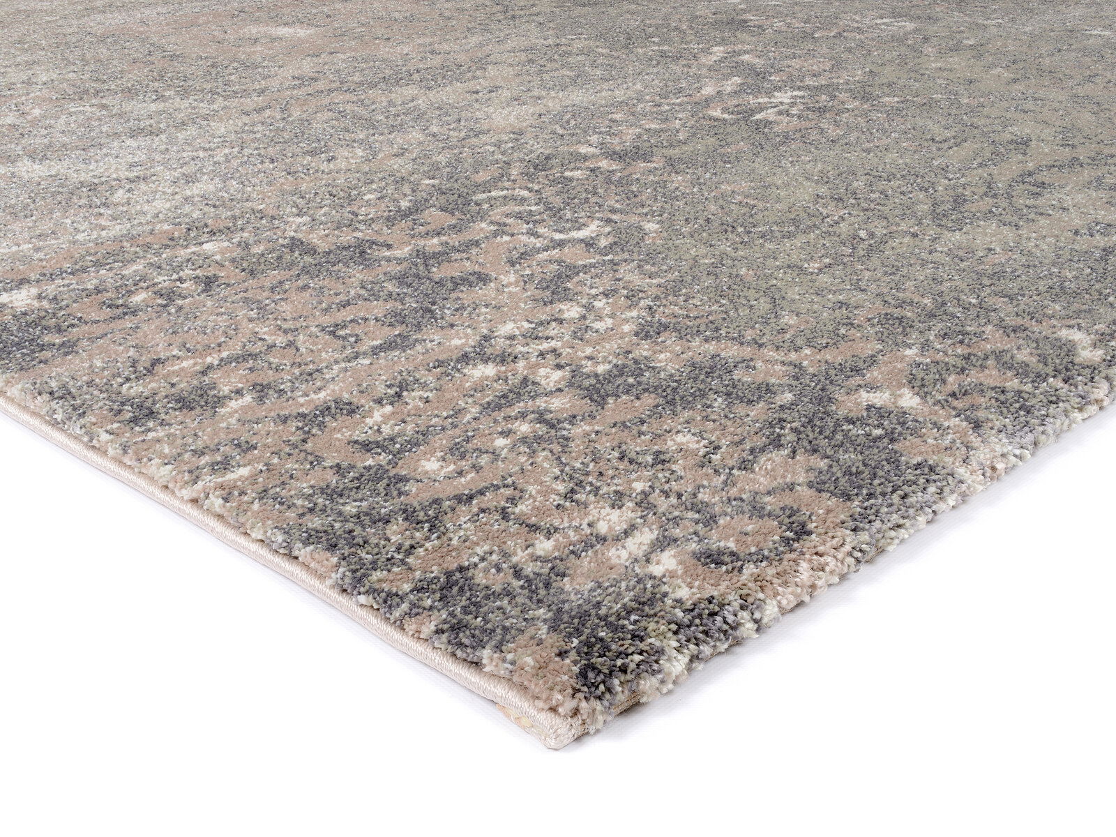 Nahaufnahme eines Designer-Teppichs mit abstraktem Muster in Erdtönen, seitliche Perspektive