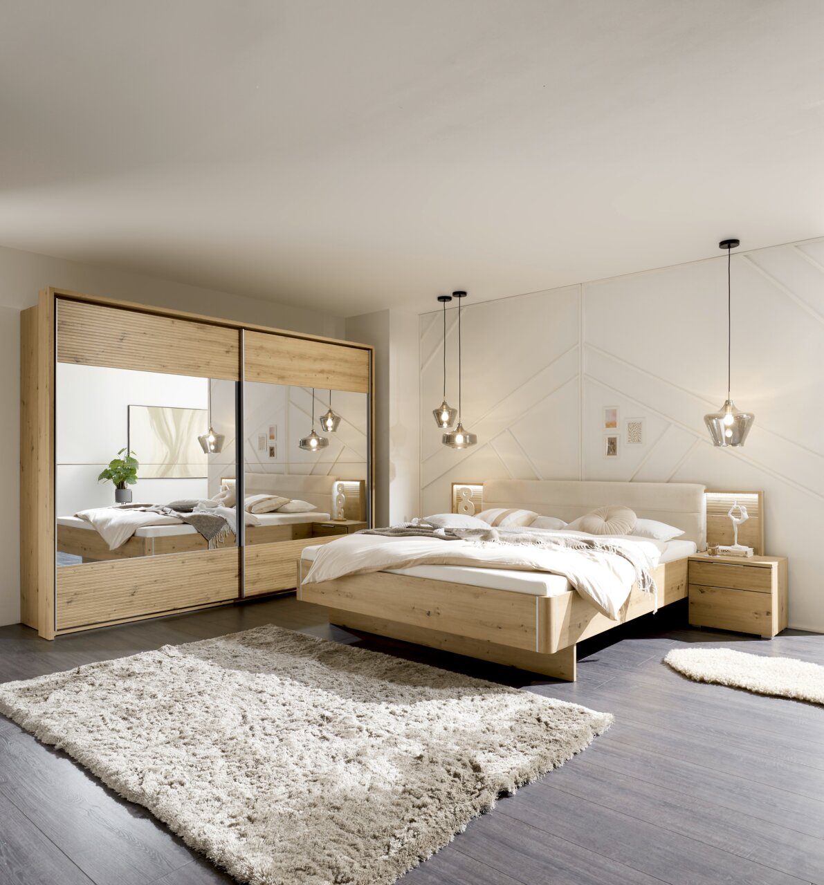 Moderner Schwebetürenschrank mit zwei Türen in Holzoptik, mit Spiegeln versehen, in einem stilvoll eingerichteten Schlafzimmer. Perspektive: Frontalansicht.