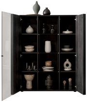 Offenes Highboard mit dekorativen Vasen und Schalen, frontal betrachtet.