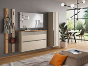 Moderne Garderobeneinrichtung mit Hängeschuhschrank, Hängegarderobenschrank, Garderobenpaneel und Spiegel in einem stilvollen Raum mit Blick auf den Garten.