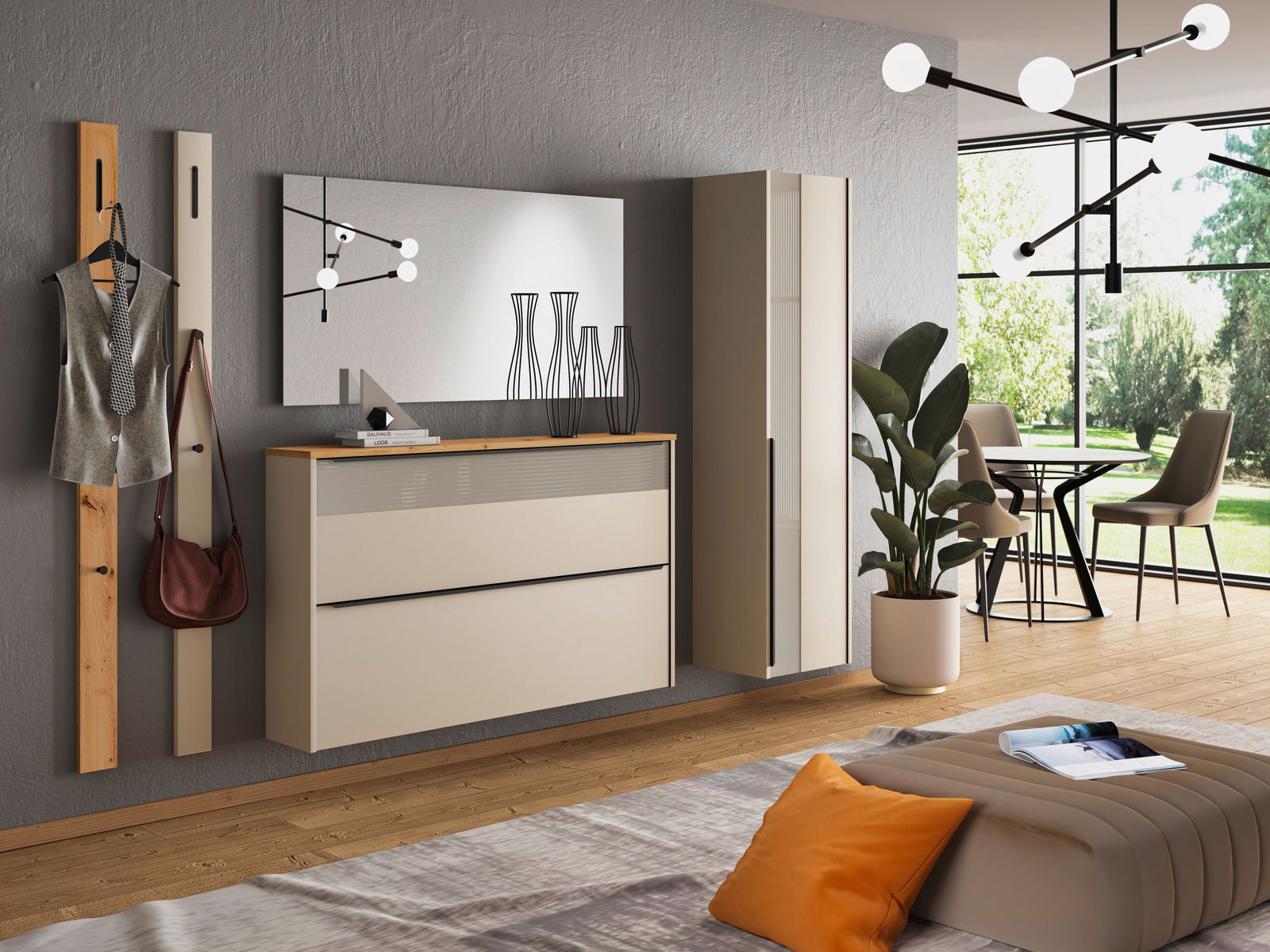 Moderne Garderobeneinrichtung mit Hängeschuhschrank, Hängegarderobenschrank, Garderobenpaneel und Spiegel in einem stilvollen Raum mit Blick auf den Garten.