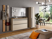 Moderne Garderobeneinrichtung mit Hängeschuhschrank, Hängegarderobenschrank, Garderobenpaneel und Spiegel in einem stilvollen Raum mit Blick auf den Garten.