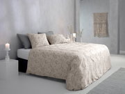 Bett mit floraler Bettwäsche in einem modernen, hellen Schlafzimmer, seitliche Perspektive