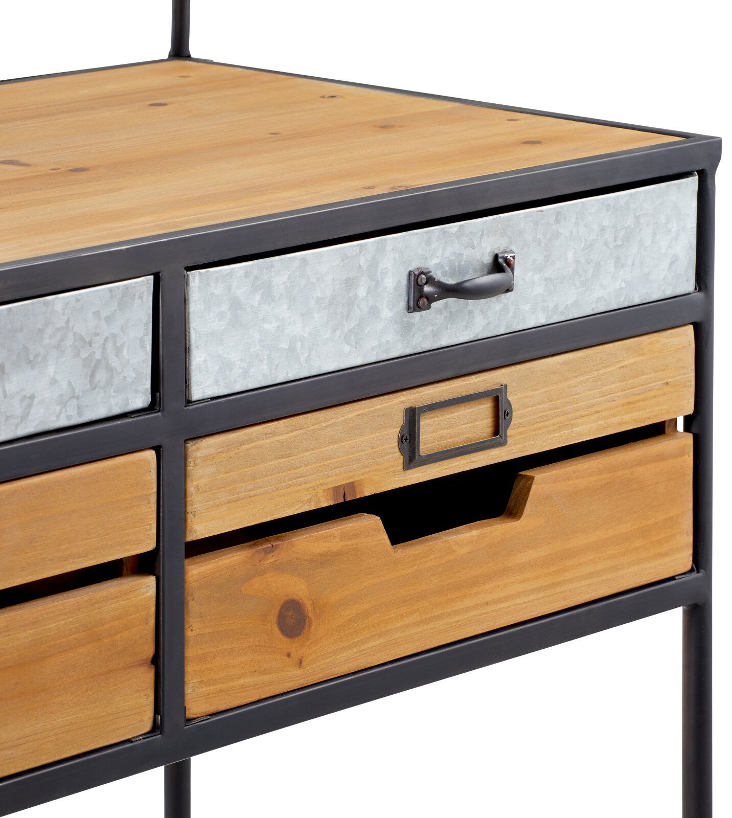 Nahaufnahme eines Schminktisches mit Holz- und Metallakzenten, aus der Perspektive von vorne rechts.