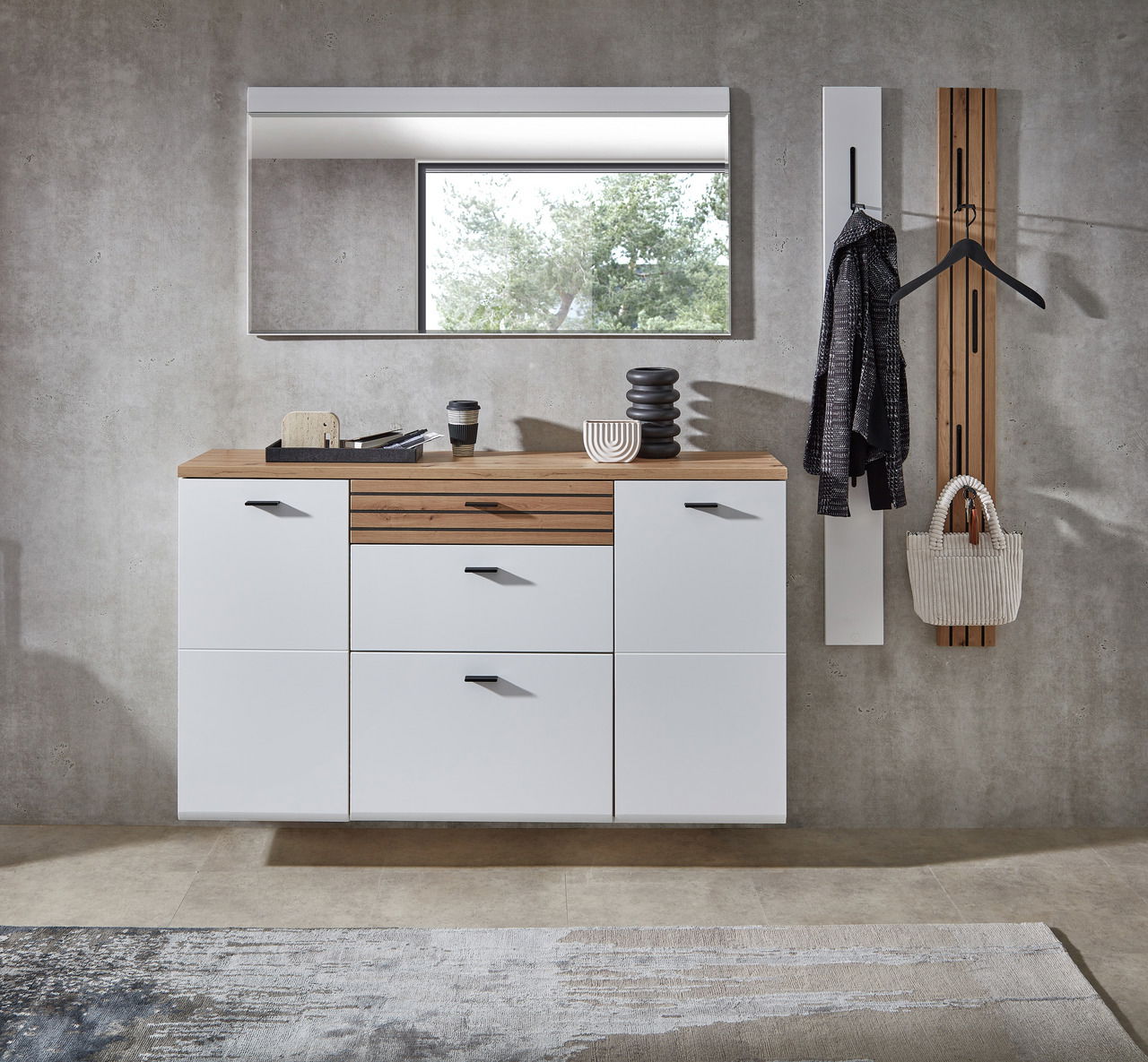 Moderne Hänge-Garderobenkombination mit weißem und holzfarbenem Design, bestehend aus mehreren Schubladen und Haken, frontal abgebildet.