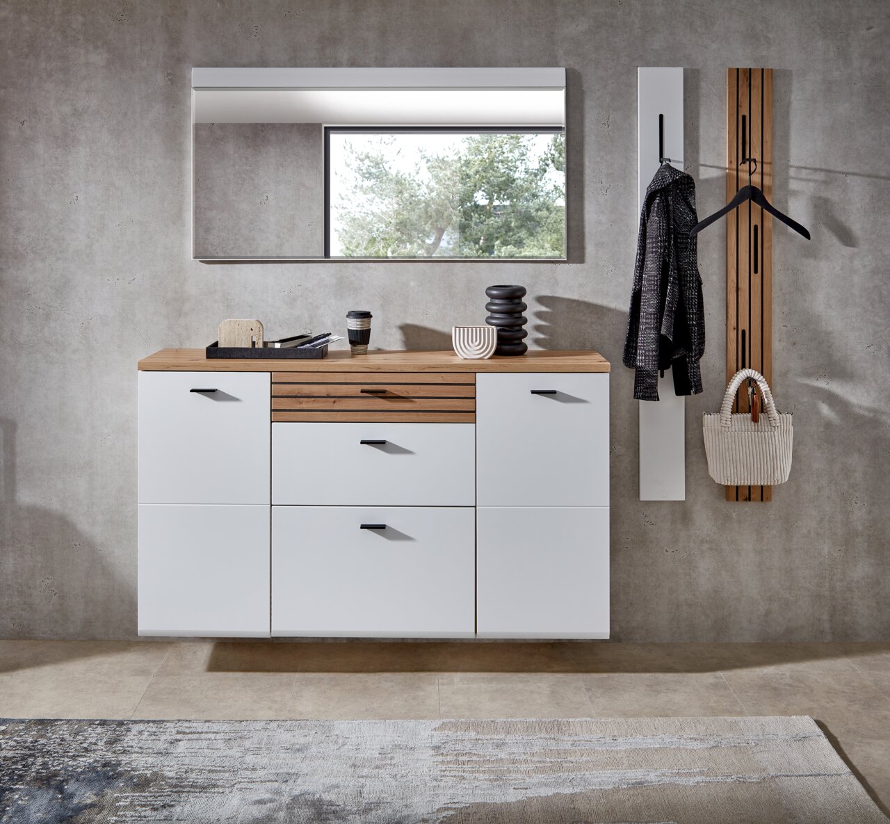 Moderne Hänge-Garderobenkombination mit weißem und holzfarbenem Design, bestehend aus mehreren Schubladen und Haken, frontal abgebildet.