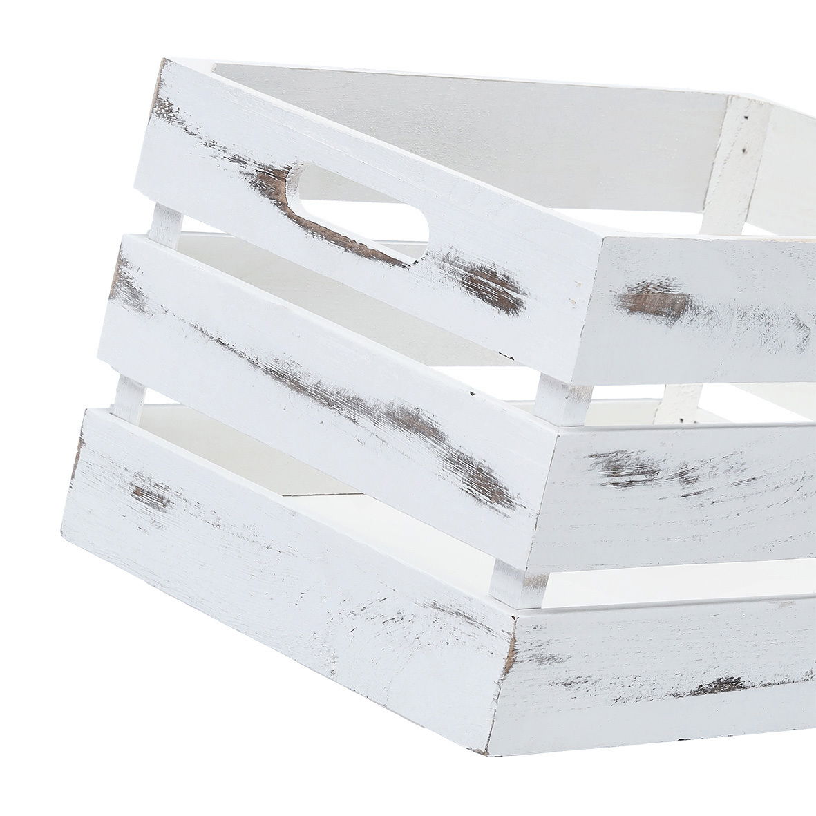 Weiße, rustikale Aufbewahrungskiste aus Holz mit seitlichen Griffen, perspektivisch von der Seite fotografiert.