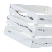 Weiße, rustikale Aufbewahrungskiste aus Holz mit seitlichen Griffen, perspektivisch von der Seite fotografiert.