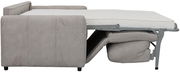 Seitenansicht eines ausgeklappten Funktionssofas mit grauem Stoffbezug und sichtbarer Matratze.