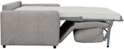 Seitenansicht eines ausgeklappten Funktionssofas mit grauem Stoffbezug und sichtbarer Matratze.