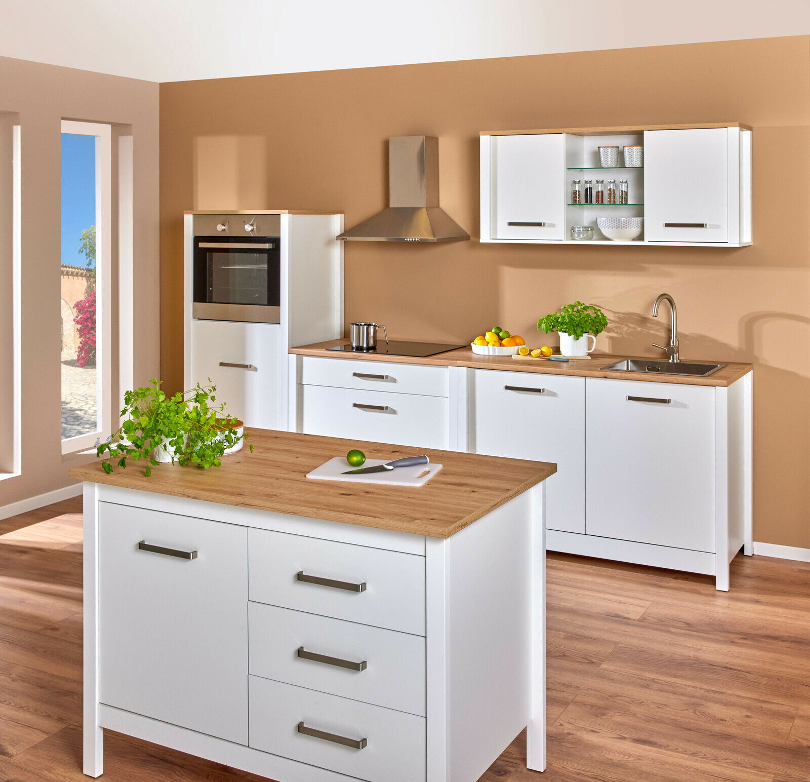 Moderne Kücheninsel in Weiß mit Holzarbeitsplatte, umgeben von einer stilvollen Küche mit Herd, Spüle und Hängeschränken. Perspektive: Frontalansicht.