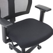 Schwarzer Drehstuhl mit Netzrückenlehne und verstellbaren Armlehnen, seitliche Perspektive