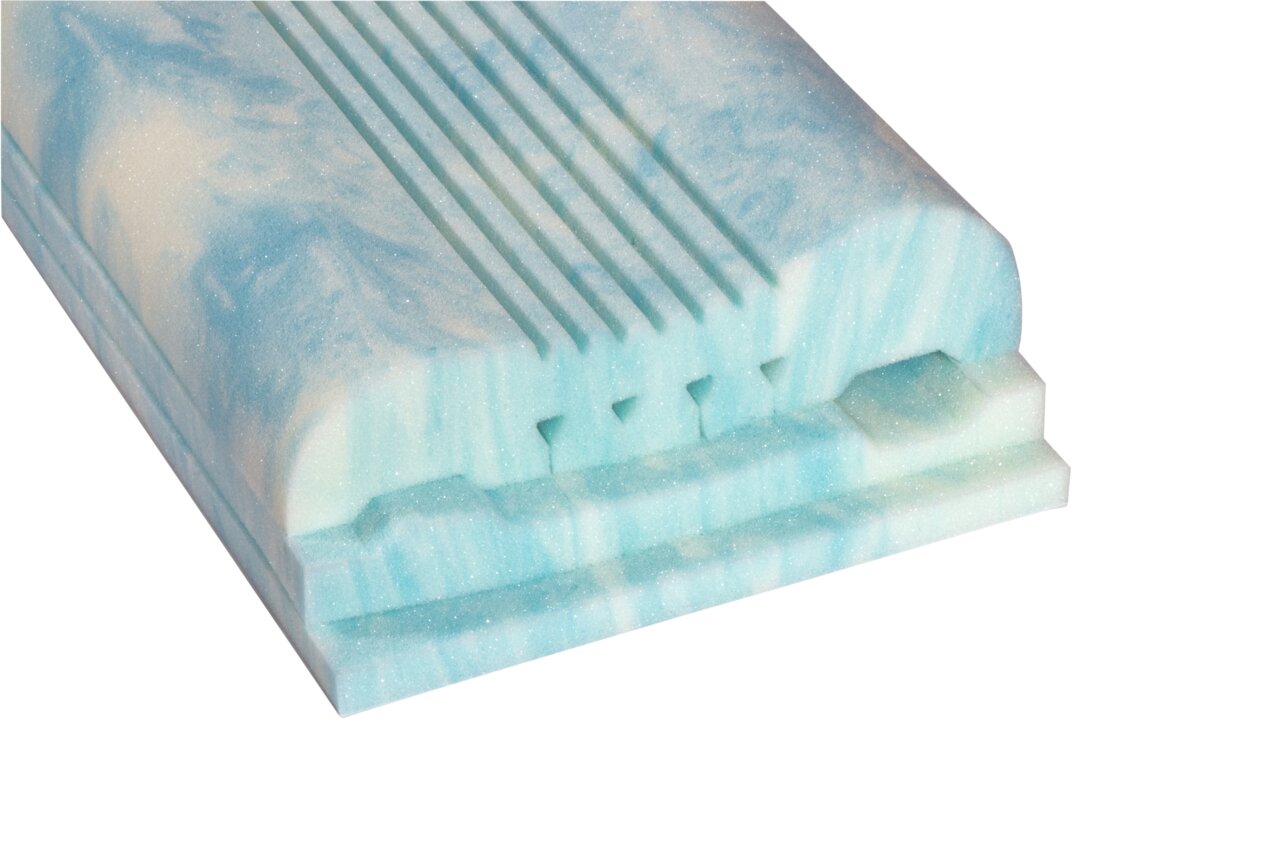 Nackenstützkissen aus blau-weißem Schaumstoff mit ergonomischen Rillen, seitliche Perspektive