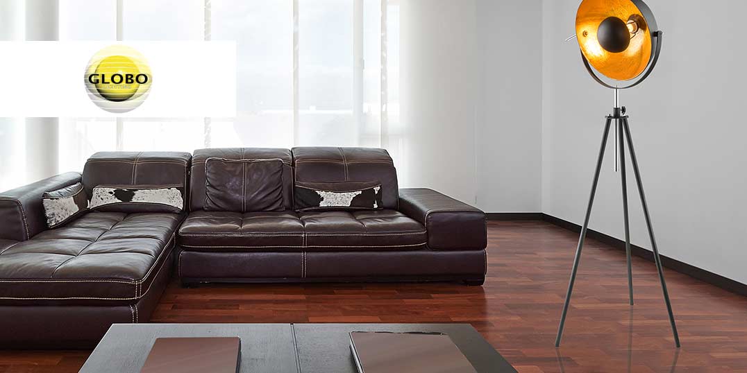 Ein Wohnzimmer mit einem braunen Ledersofa, einer Stehlampe und einem GLOBO-Logo.