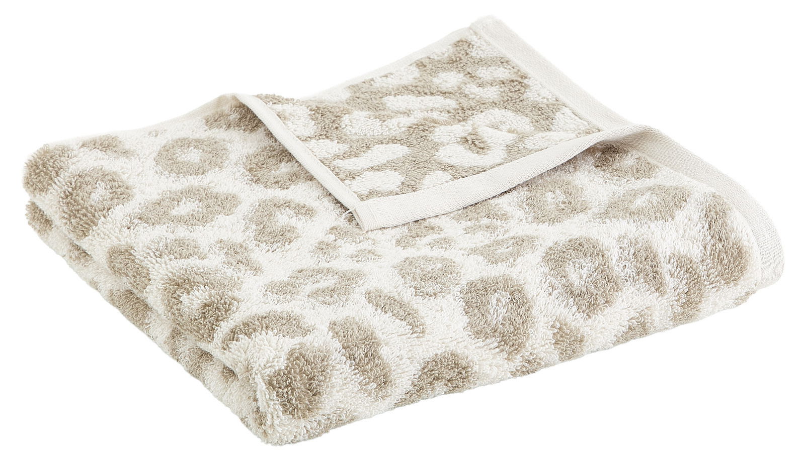 Beigefarbenes Handtuch mit Leopardenmuster, gefaltet und aus einer schrägen Perspektive fotografiert.