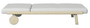 Sonnenliege mit weißer Polsterung und Holzrahmen, seitliche Perspektive
