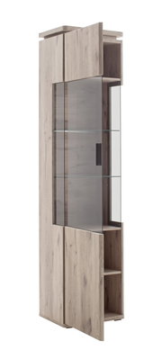 Hohe Vitrine aus hellem Holzdekor mit Glastür, Glasböden und seitlichen offenen Fächern, schräg von vorne (Front-/Seitenansicht) freigestellt auf weißem Hintergrund