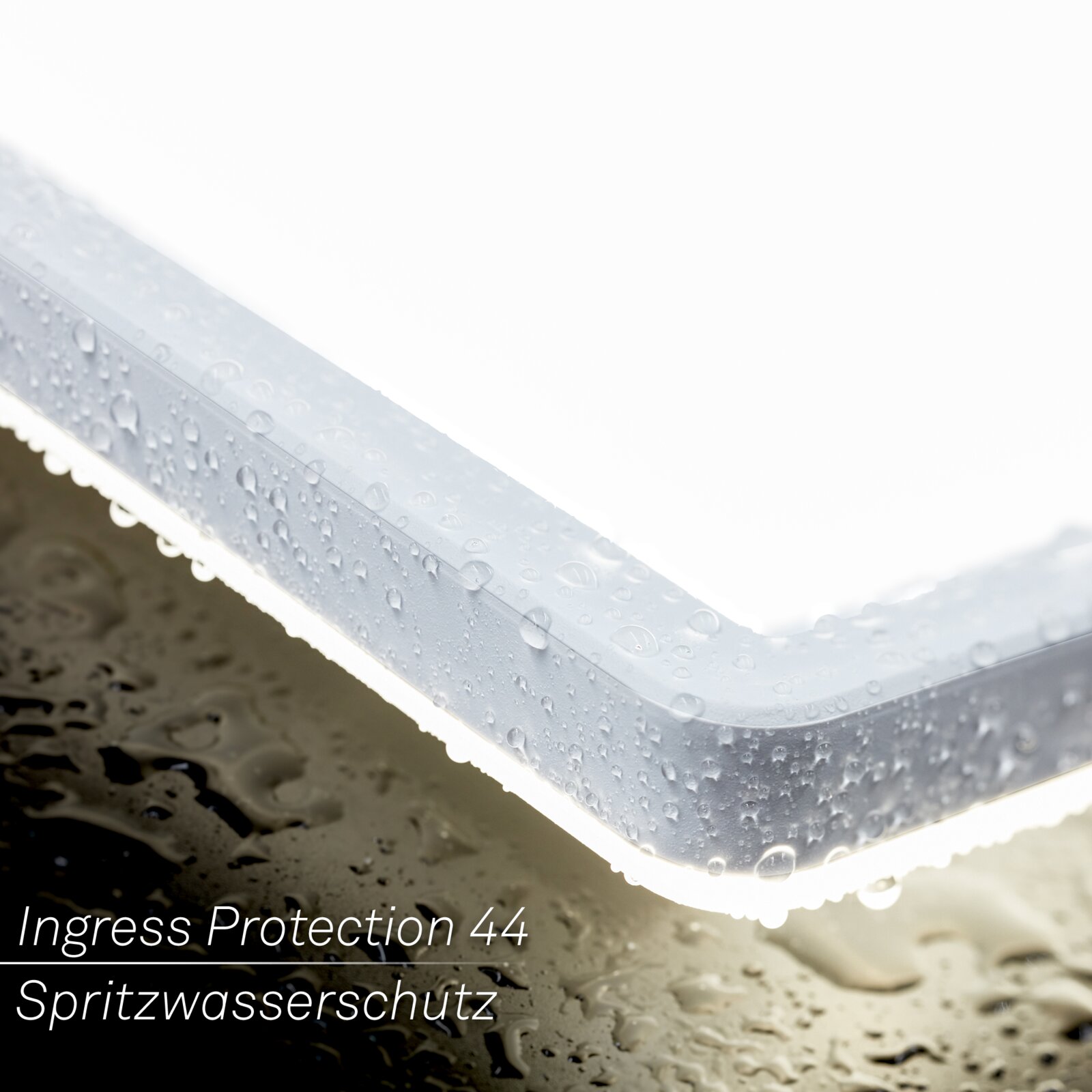 Close-up schuin bovenaanzicht van een LED-paneelarmatuur met waterdruppels, spatwaterdicht IP44 (Ingress Protection 44)