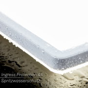 Close-up schuin bovenaanzicht van een LED-paneelarmatuur met waterdruppels, spatwaterdicht IP44 (Ingress Protection 44)